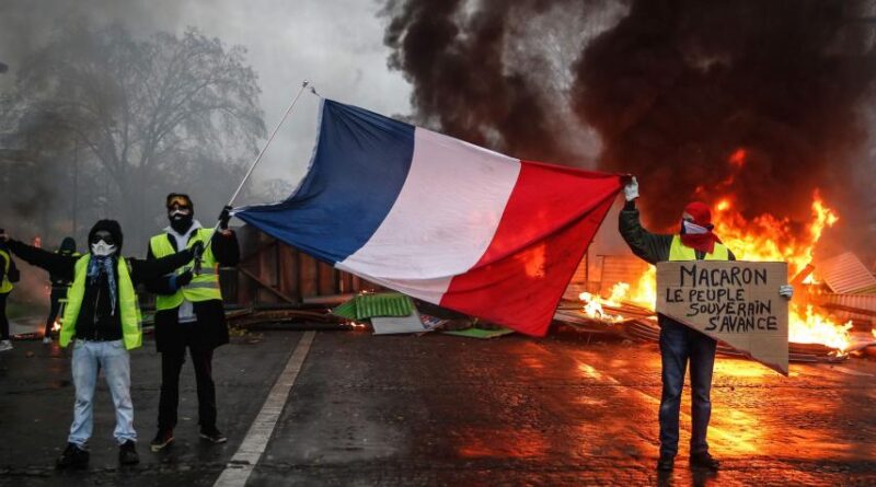 Francia suspende aumento a combustibles tras protestas