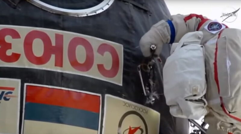 Cirugía espacial: Cosmonautas toman muestras del exterior del misterioso agujero en la EEI (VIDEO)