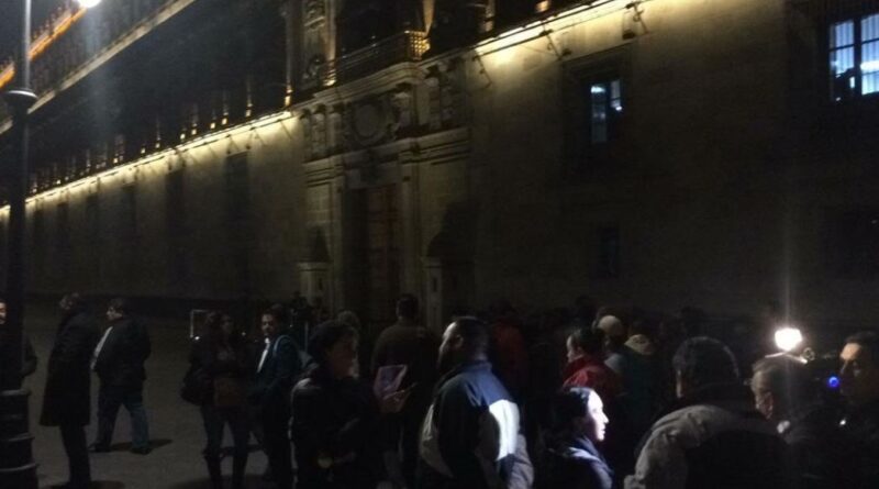 Trabajadores despedidos del SAT se manifiestan en Palacio Nacional, en CDMX