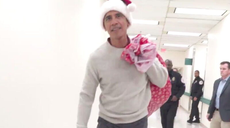 Barack Obama sorprende a los niños de un hospital como Santa Claus suplente