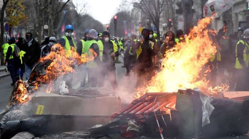 Más de 30,000 chalecos amarillos protestan en Francia; hay cientos de detenidos