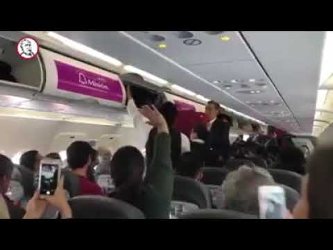 “¡Soy tu fan!”, gritan pasajeros al ver a AMLO en un vuelo comercial