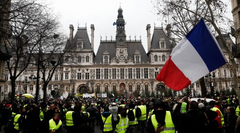 Chalecos amarillos’ piden a franceses retirar dinero de bancos