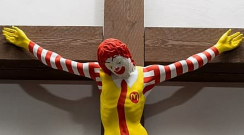 'Crucifican' a payaso de McDonalds en Museo de Israel