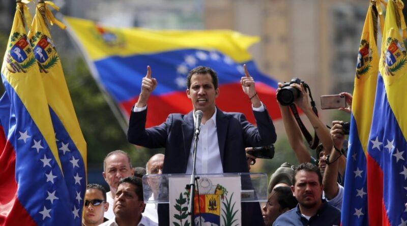Con el respaldo de Trump, Juan Guaidó se proclama presidente de Venezuela; Maduro rompe con EU