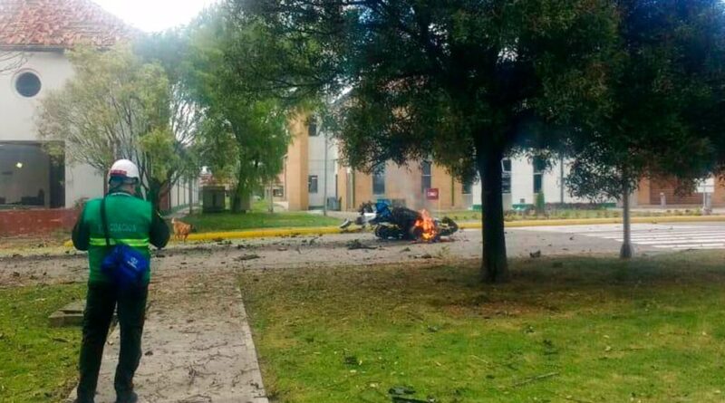 Explosión de coche bomba en escuela de policías en Colombia deja al menos 9 muertos