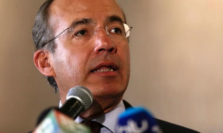Largas filas "deberían ser de huachicoleros detenidos": Felipe Calderón