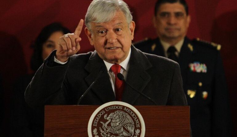 El presidente Andrés Manuel López Obrador pidió a los ciudadanos “no mancharse las manos” con el robo de combustible, ni proteger a los llamados huachicoleros.