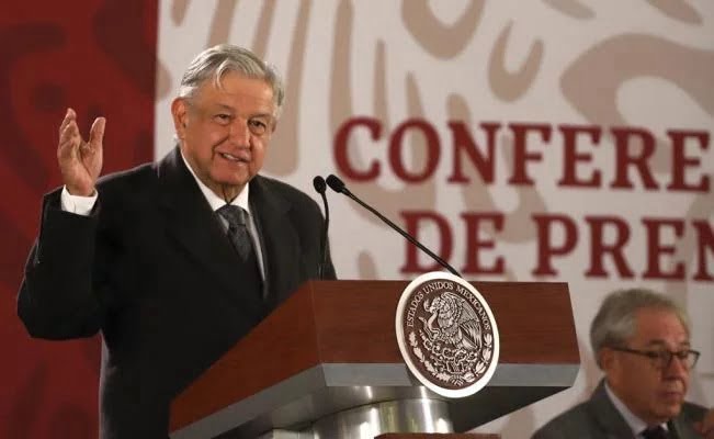 Gobernador de Jalisco recrimina en redes sociales desabasto de gasolina; AMLO lo califica de "Ramplón y publicitario"