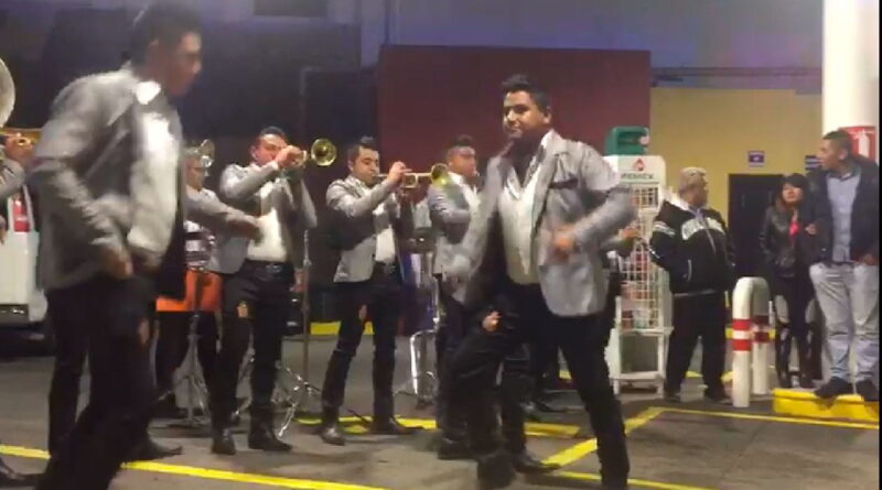 Sólo en México; Banda musical llega a gasolinera amenizar espera por desabasto