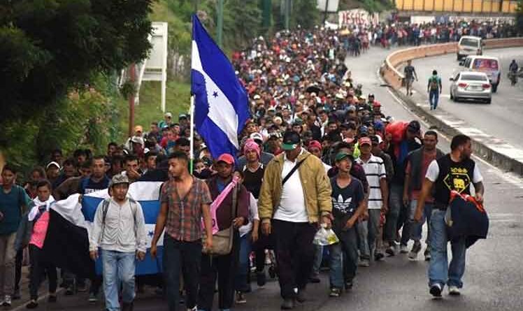Sale de Honduras caravana migrante; detienen a miembro por violación