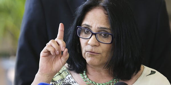 'Los niños de azul y las niñas de rosa', declara ministra brasileña