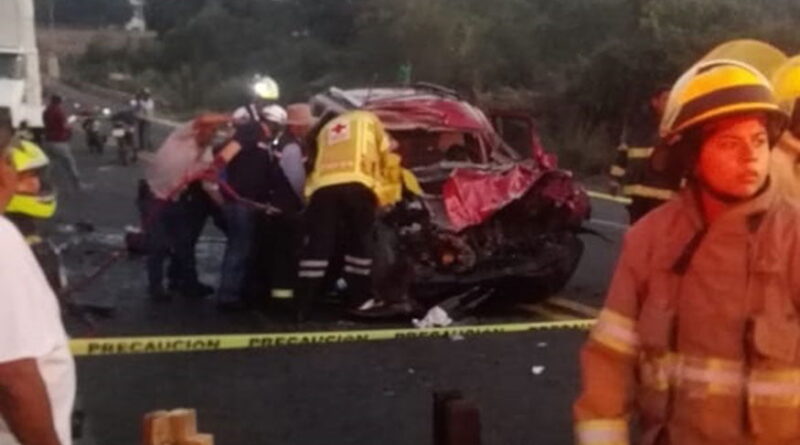 Aparatoso accidente deja un muerto en la carretera Córdoba-Veracruz