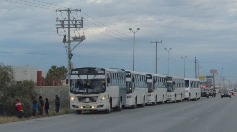 Caravana Migrante parte de Saltillo en 49 autobuses; van rumbo a Piedras Negras y Nuevo León