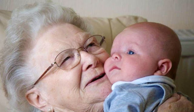 Gobierno abre la posibilidad de pagar a abuelos que cuiden de sus nietos