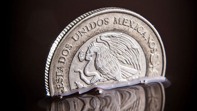 Peso cae tras anuncio del plan para apoyar a Pemex
