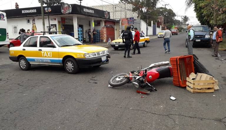 Taxi impacta a repartidor de tortillas
