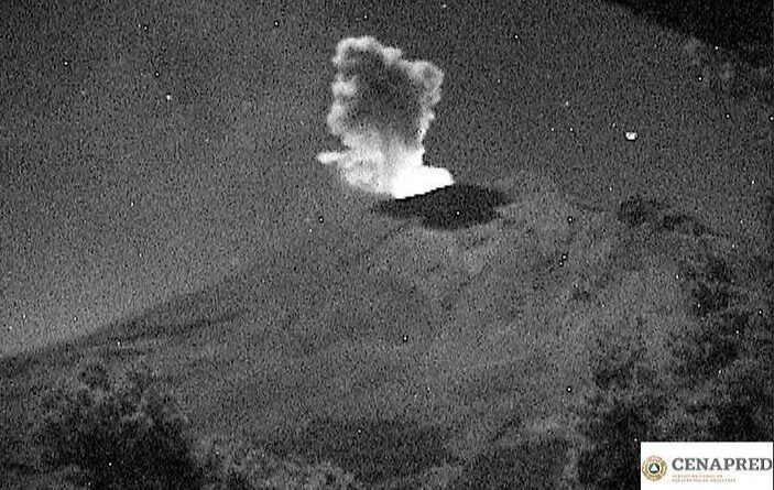 Volcán Popocatépetl expulsa ceniza y fragmentos incandescentes