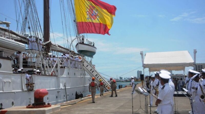 Buque español arriba a Veracruz; conmemoran 500 años de la llegada de Hernán Cortés