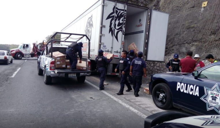 Evitan policías rapiña en la autopista Veracruz-Córdoba