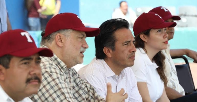 Prefirió Cuitláhuac García ver partido de béisbol que el desfile del Carnaval