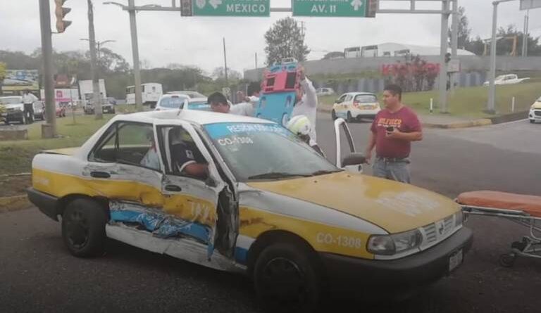 Choca taxi en bulevar Tratados de Córdoba