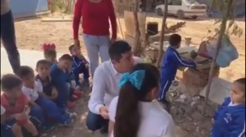 Humilla alcalde de Sinaloa a pequeña en escuela; La señala de obesidad espantosa y horrible