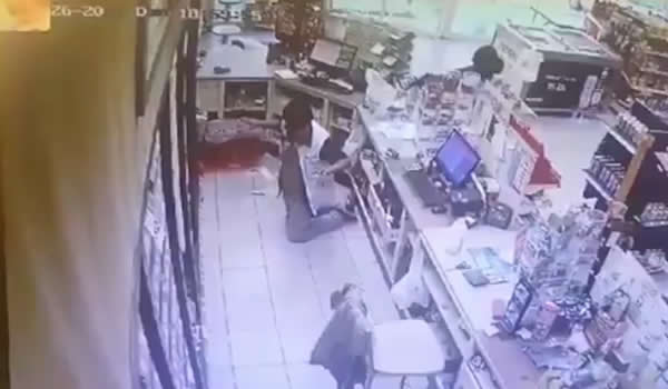 indignante asesinato por la espalda de un estudiante durante un asalto a tienda (Video)