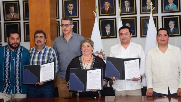 Firman Córdoba y SEV convenio para dar certidumbre jurídica a planteles educativos