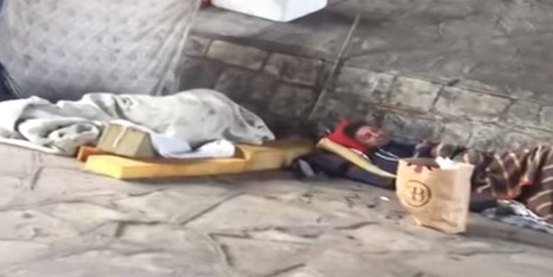 Video: Queman a indigentes que dormían en la calle en Argentina