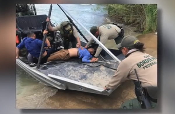 Policías salvan a niño de morir en Río Bravo (Video)