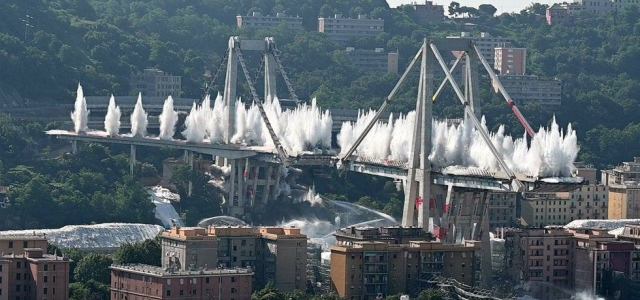 En 6 segundos concluye demolición de los dos pilares que quedaban aún en pie del puente Morandi de Génova