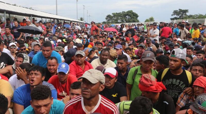 Caravana migrante llega a Guatemala; espera ingresar a México
