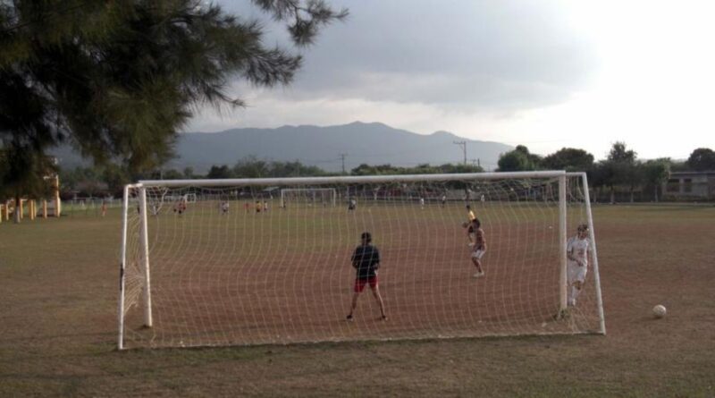 Seis menores de edad presuntamente abusaron de un niño de 7 años para “dejarlo” jugar futbol