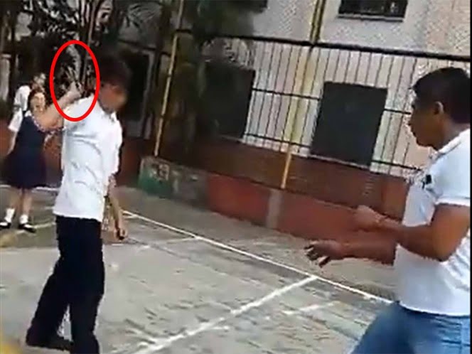 Alumno enfurece e intenta atacar con cuchillo a su maestro