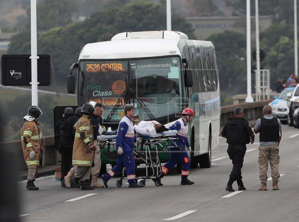 Policía abate al secuestrador y libera a los rehenes de un autobús en Río de Janeiro