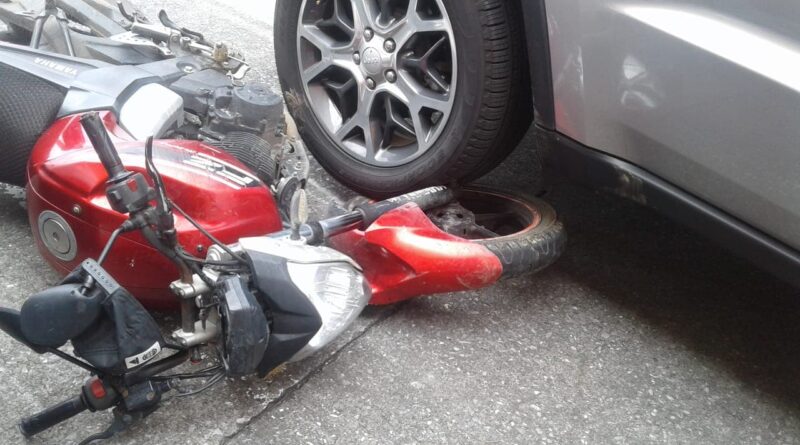 Motociclista impacta camioneta de secretaria del Ayuntamiento