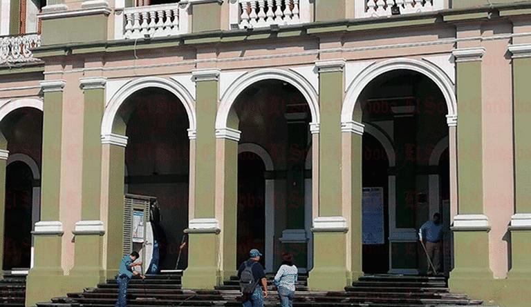 Lavan las paredes del Palacio Municipal de Córdoba