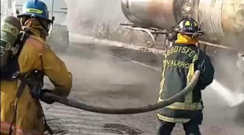 Pipa con chapopote se incendia en la Córdoba-Veracruz tras ser chocada por tractocamión