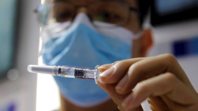 Pfizer recorta producción de vacunas contra covid para este año