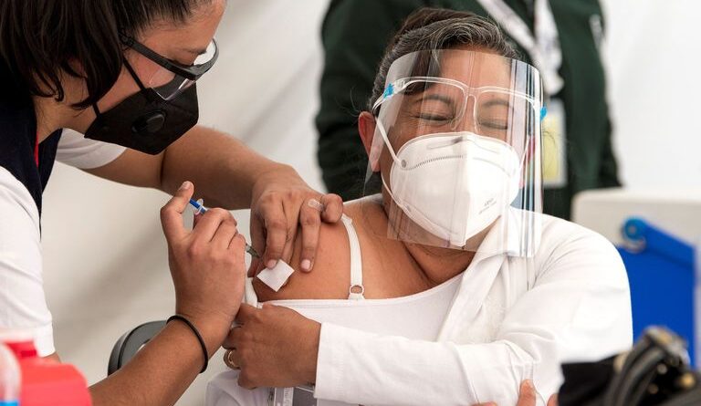 Tres adultos mayores presentaron reacciones graves tras vacuna contra Covid-19: Salud CDMX